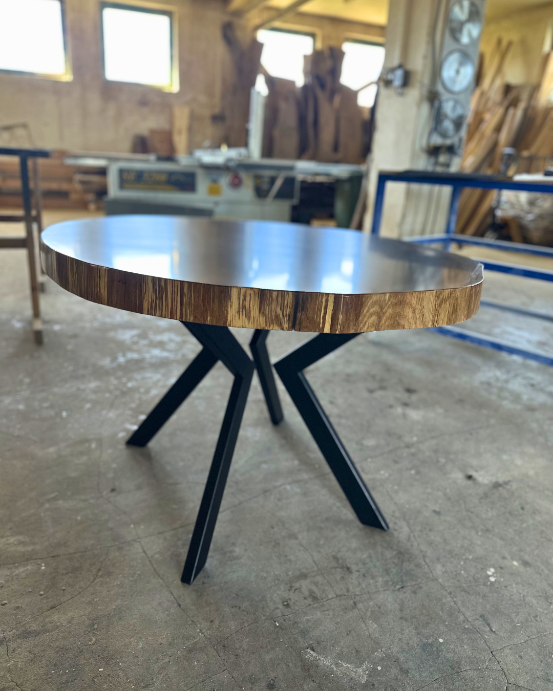 epoxidový stůl dub - kovová podnož